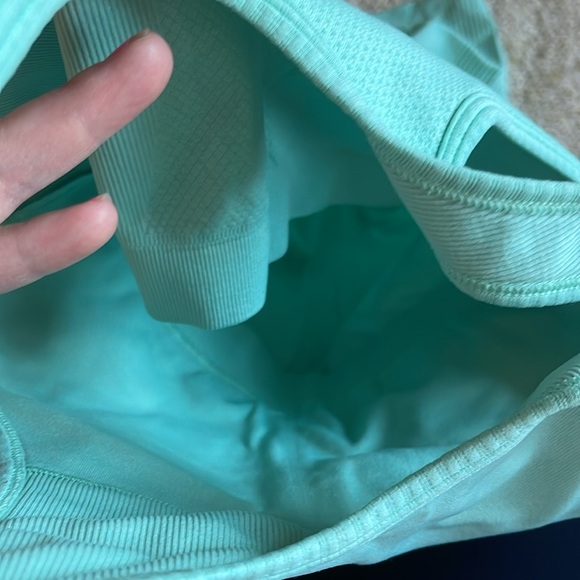 Lululemon tank with shelf bra built in sz 6 - Picture 4 of 7